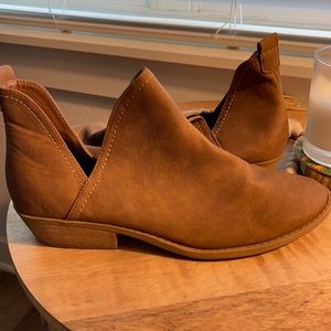 Universal Thread light brown ankle boots